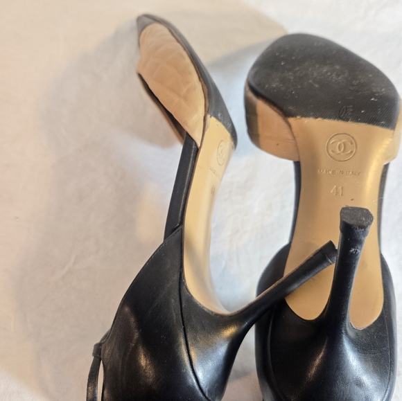 Chanel Women's Size 41 Two Tone D'Orsay Pump with Chain Strap Quilted Heels - Picture 11 of 13
